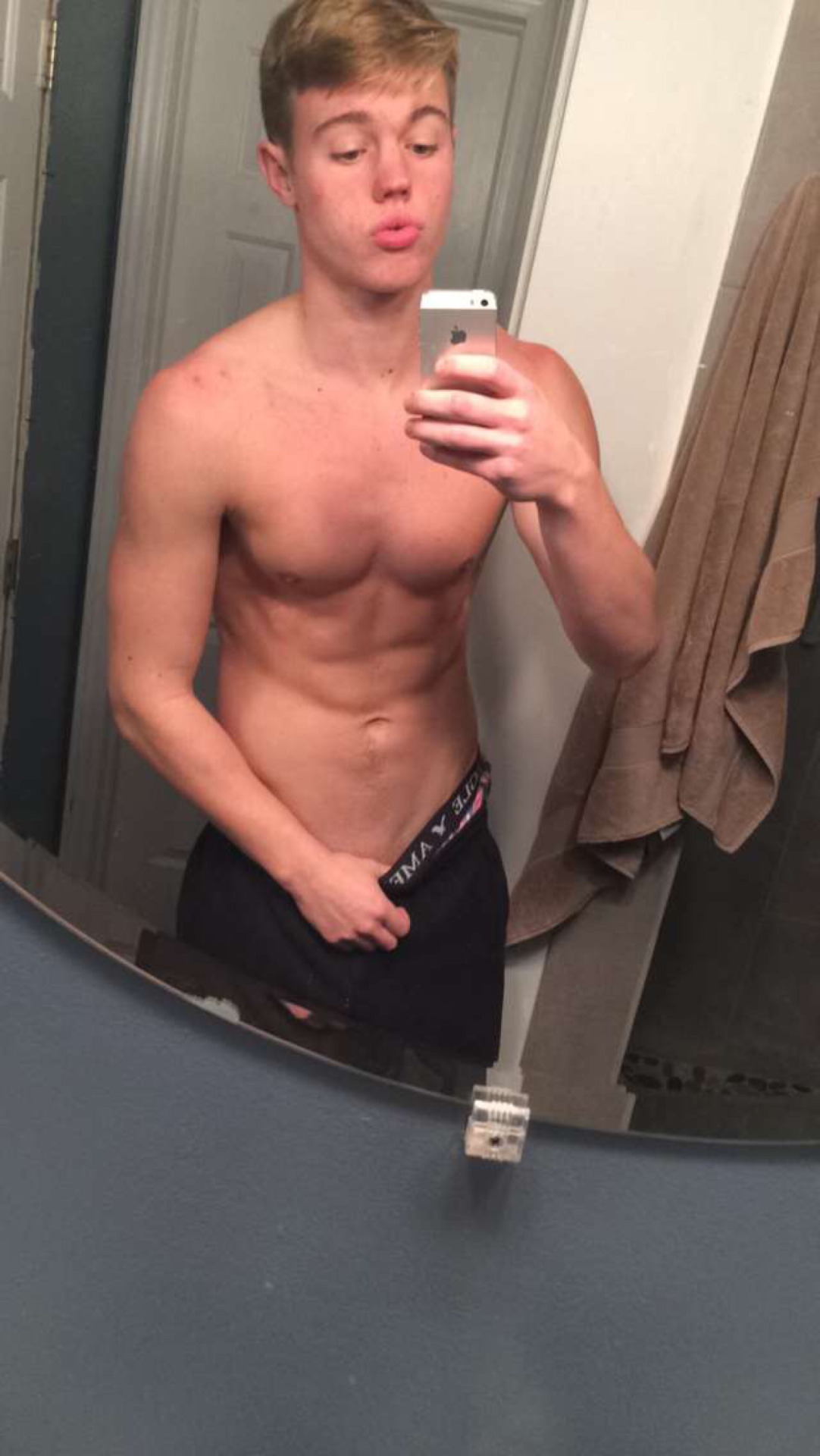 Blond_Teen_Boy_Selfies